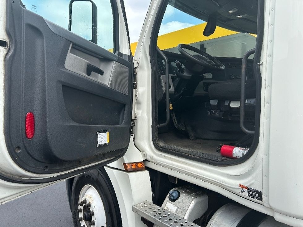 Day Cab Tractor-Heavy Duty Tractors-Freightliner-2018-T12664ST-Cranbury-NJ-397,160\n\t\tmiles-$ 39,500 - Image 9