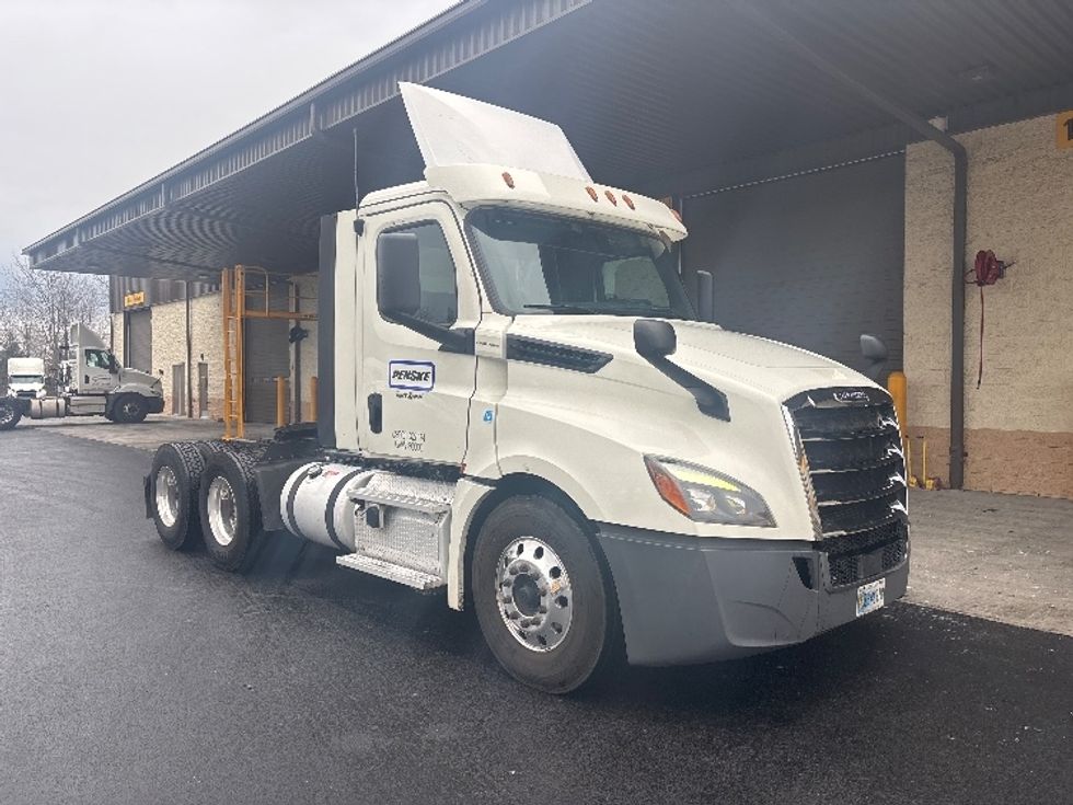 Day Cab Tractor-Heavy Duty Tractors-Freightliner-2018-T12664ST-Cranbury-NJ-410,313\n\t\tmiles-$ 39,250 - Image 1