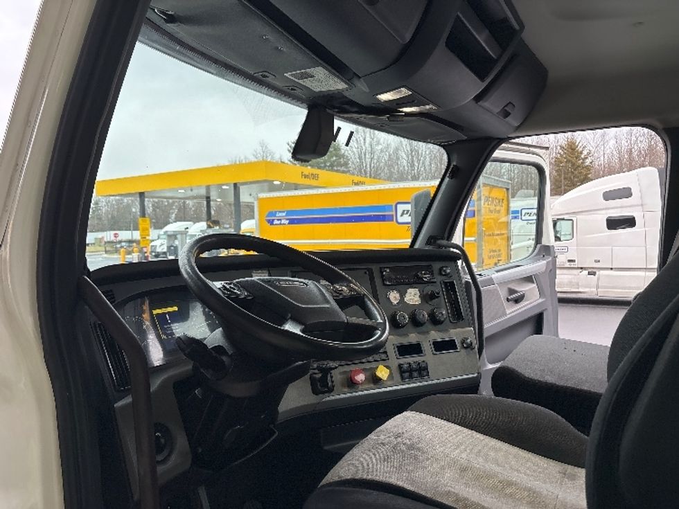 Day Cab Tractor-Heavy Duty Tractors-Freightliner-2018-T12664ST-Cranbury-NJ-410,313\n\t\tmiles-$ 39,250 - Image 10