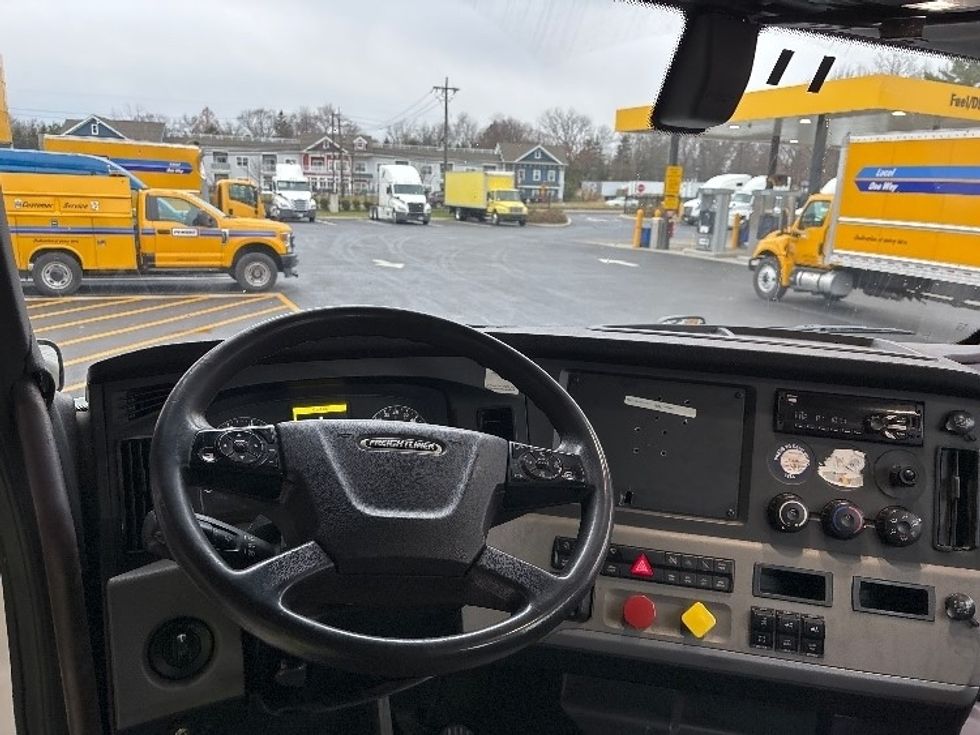 Day Cab Tractor-Heavy Duty Tractors-Freightliner-2018-T12664ST-Cranbury-NJ-410,313\n\t\tmiles-$ 39,250 - Image 11