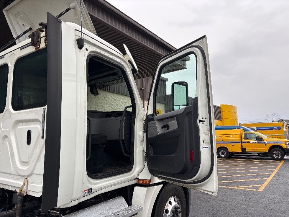 Day Cab Tractor-Heavy Duty Tractors-Freightliner-2018-T12664ST-Cranbury-NJ-410,313\n\t\tmiles-$ 39,250 - Image 12