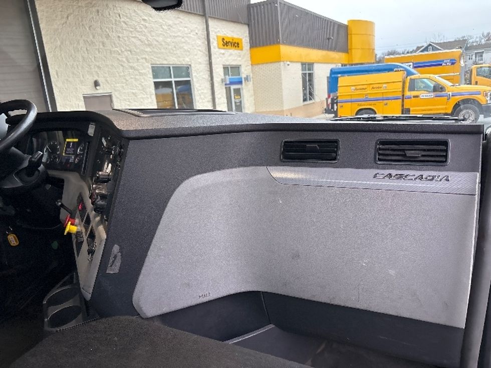 Day Cab Tractor-Heavy Duty Tractors-Freightliner-2018-T12664ST-Cranbury-NJ-410,313\n\t\tmiles-$ 39,250 - Image 13