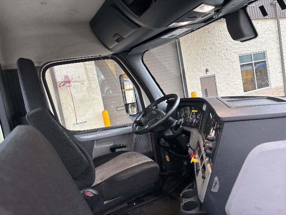Day Cab Tractor-Heavy Duty Tractors-Freightliner-2018-T12664ST-Cranbury-NJ-410,313\n\t\tmiles-$ 39,250 - Image 14
