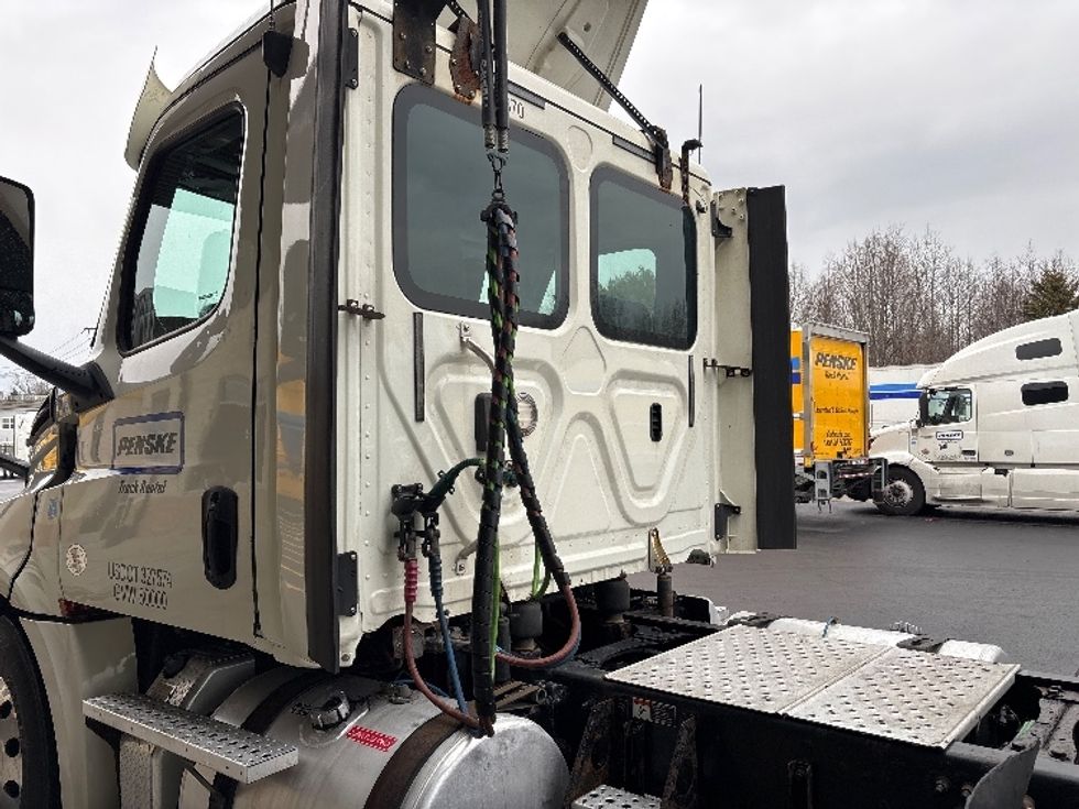 Day Cab Tractor-Heavy Duty Tractors-Freightliner-2018-T12664ST-Cranbury-NJ-410,313\n\t\tmiles-$ 39,250 - Image 17