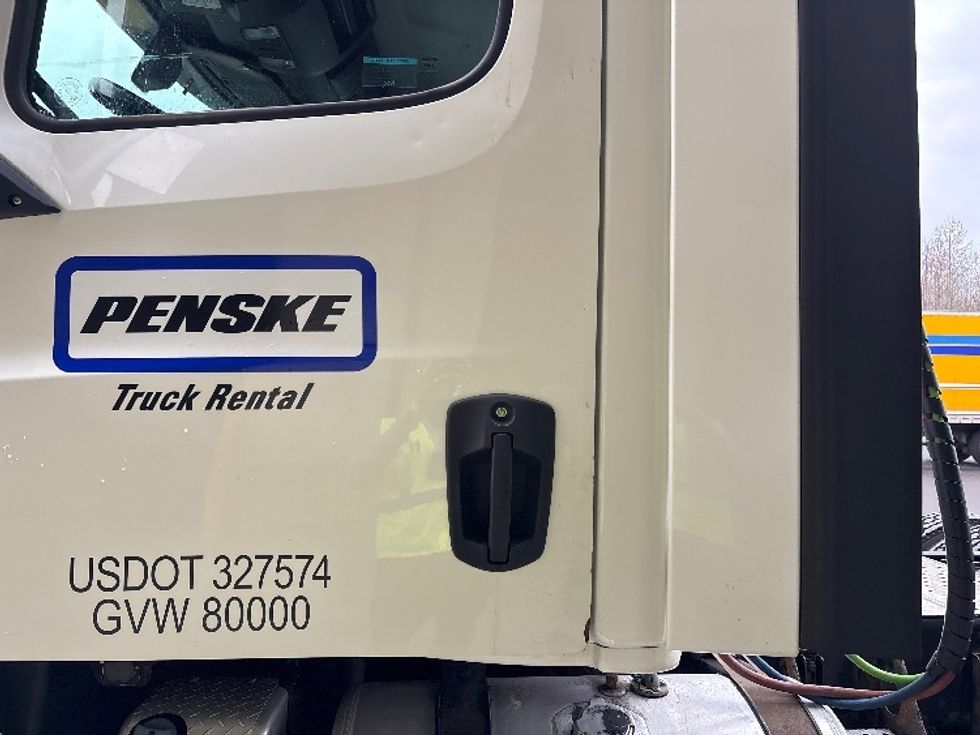 Day Cab Tractor-Heavy Duty Tractors-Freightliner-2018-T12664ST-Cranbury-NJ-410,313\n\t\tmiles-$ 39,250 - Image 19