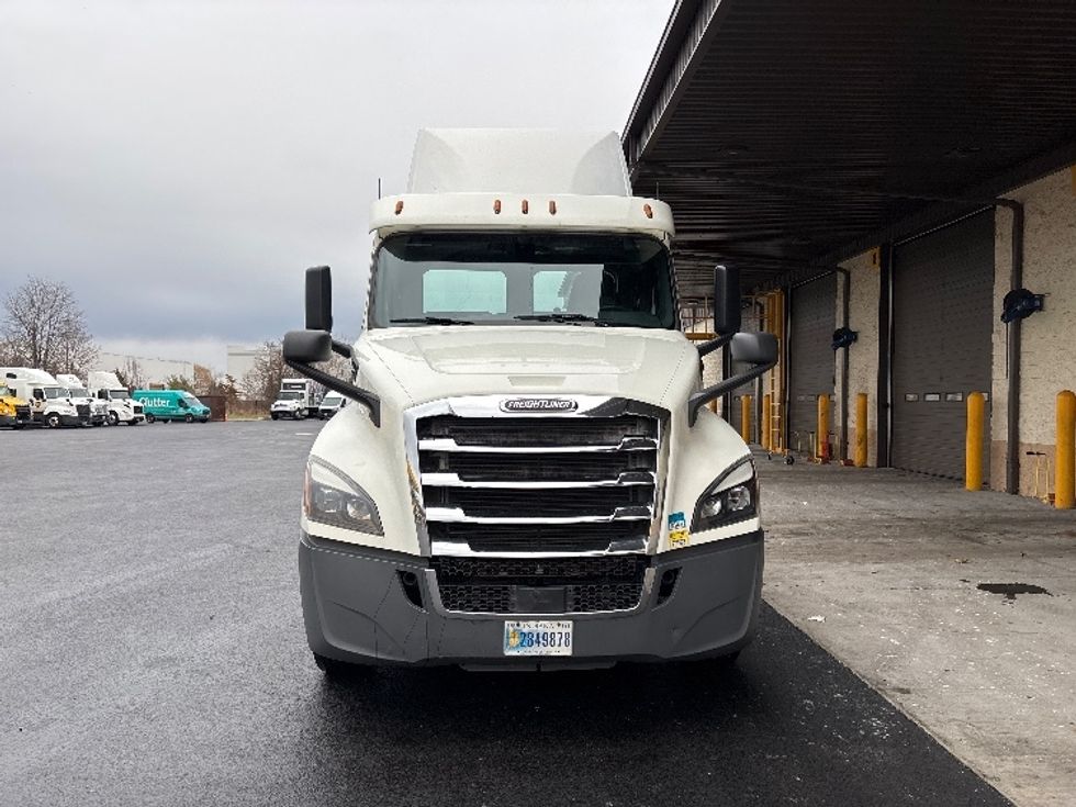 Day Cab Tractor-Heavy Duty Tractors-Freightliner-2018-T12664ST-Cranbury-NJ-410,313\n\t\tmiles-$ 39,250 - Image 2