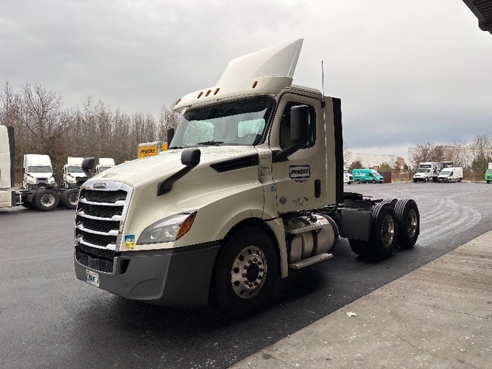 Day Cab Tractor-Heavy Duty Tractors-Freightliner-2018-T12664ST-Cranbury-NJ-410,313\n\t\tmiles-$ 39,250 - Image 3
