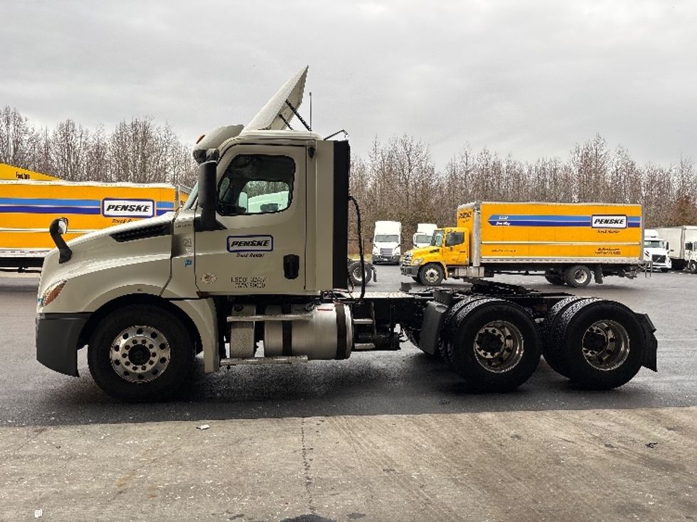 Day Cab Tractor-Heavy Duty Tractors-Freightliner-2018-T12664ST-Cranbury-NJ-410,313\n\t\tmiles-$ 39,250 - Image 4