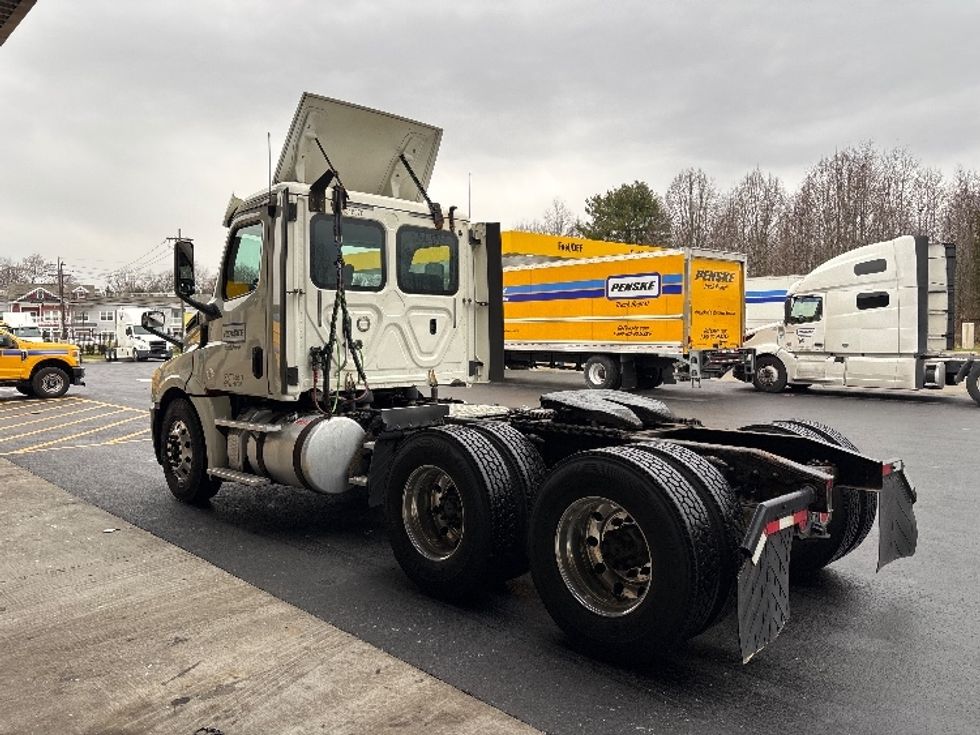 Day Cab Tractor-Heavy Duty Tractors-Freightliner-2018-T12664ST-Cranbury-NJ-410,313\n\t\tmiles-$ 39,250 - Image 5