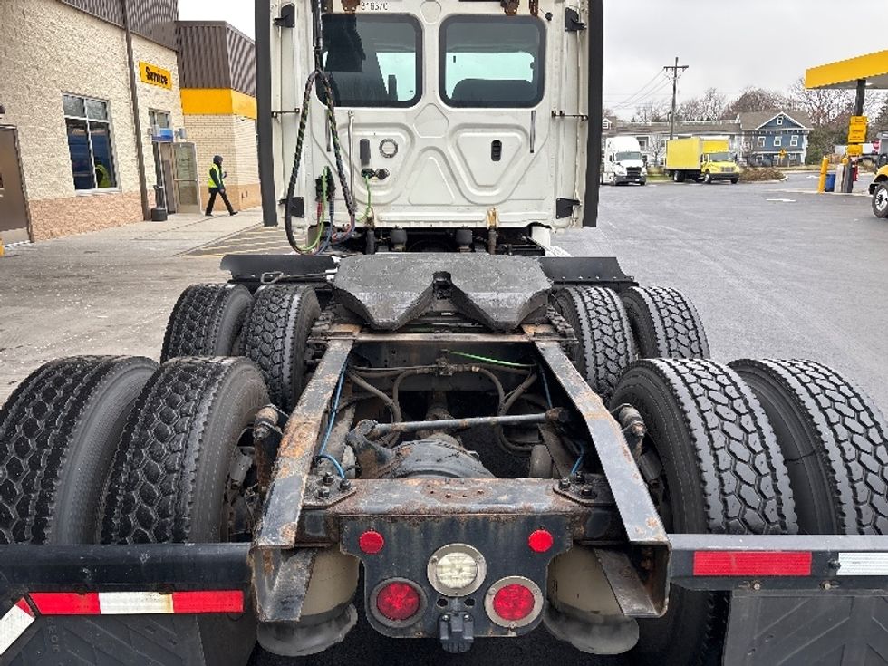 Day Cab Tractor-Heavy Duty Tractors-Freightliner-2018-T12664ST-Cranbury-NJ-410,313\n\t\tmiles-$ 39,250 - Image 6