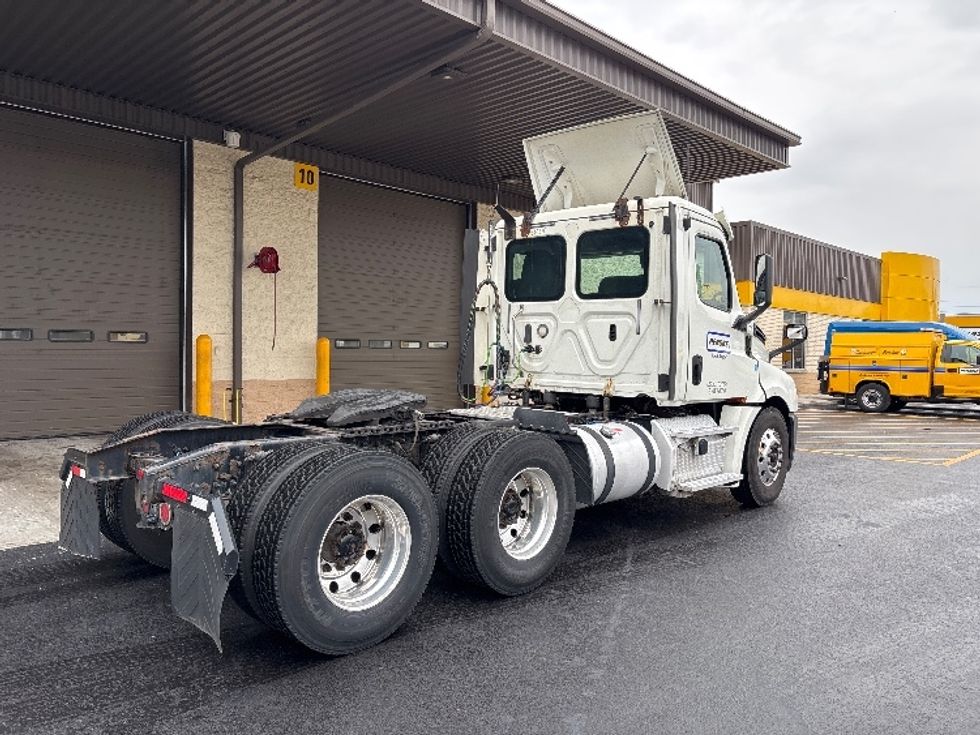 Day Cab Tractor-Heavy Duty Tractors-Freightliner-2018-T12664ST-Cranbury-NJ-410,313\n\t\tmiles-$ 39,250 - Image 7