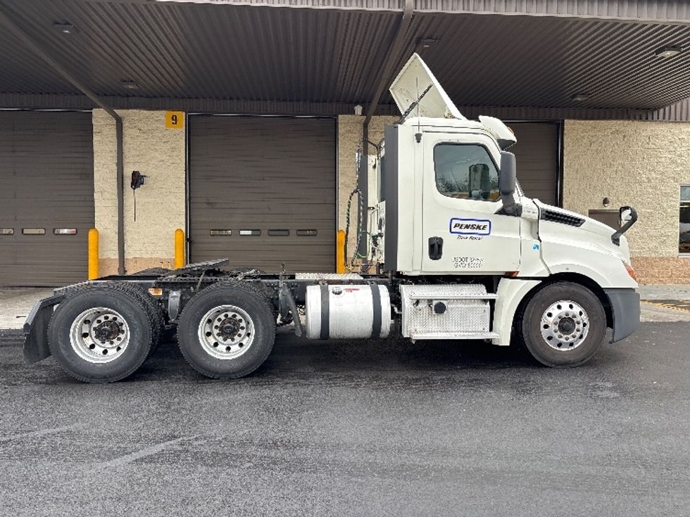 Day Cab Tractor-Heavy Duty Tractors-Freightliner-2018-T12664ST-Cranbury-NJ-410,313\n\t\tmiles-$ 39,250 - Image 8