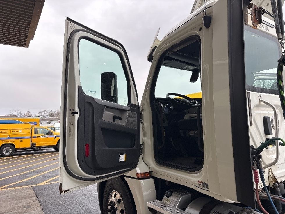Day Cab Tractor-Heavy Duty Tractors-Freightliner-2018-T12664ST-Cranbury-NJ-410,313\n\t\tmiles-$ 39,250 - Image 9