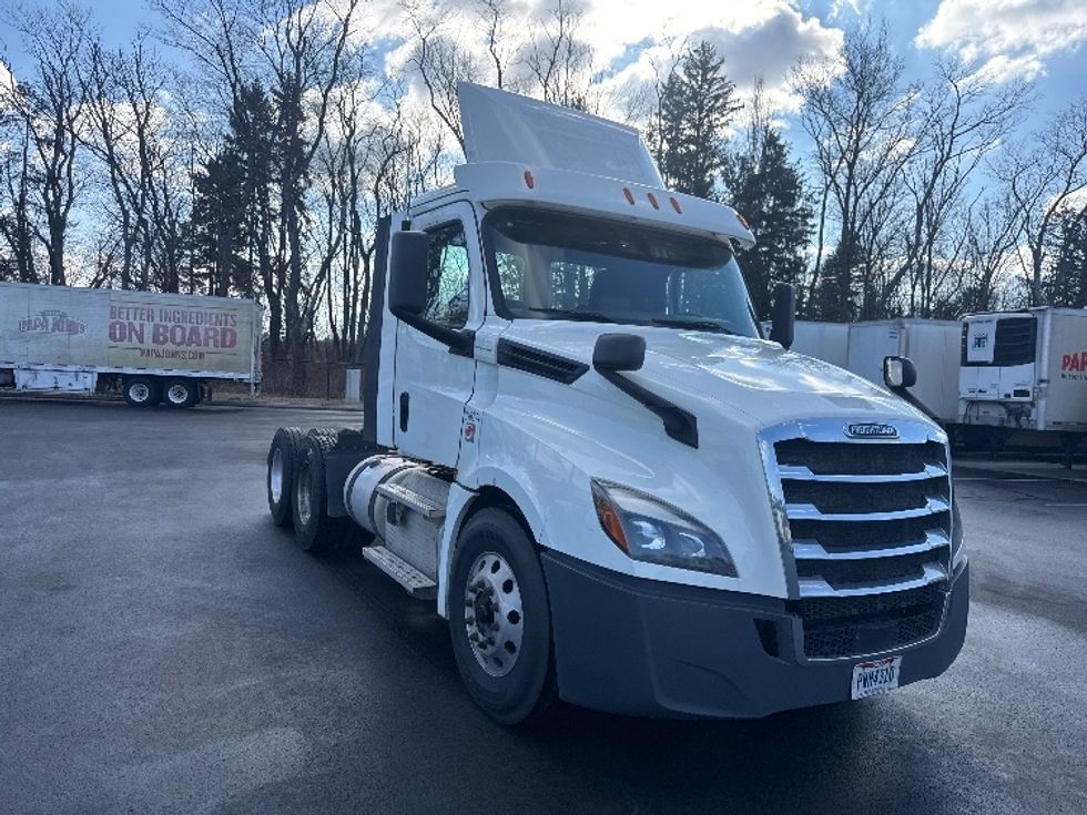 Day Cab Tractor-Heavy Duty Tractors-Freightliner-2018-T12664ST-Cranbury-NJ-465,298\n\t\tmiles-$ 41,750 - Image 1
