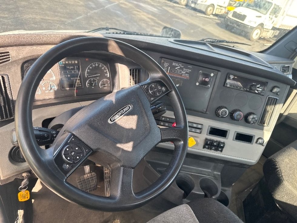 Day Cab Tractor-Heavy Duty Tractors-Freightliner-2018-T12664ST-Cranbury-NJ-465,298\n\t\tmiles-$ 41,750 - Image 11