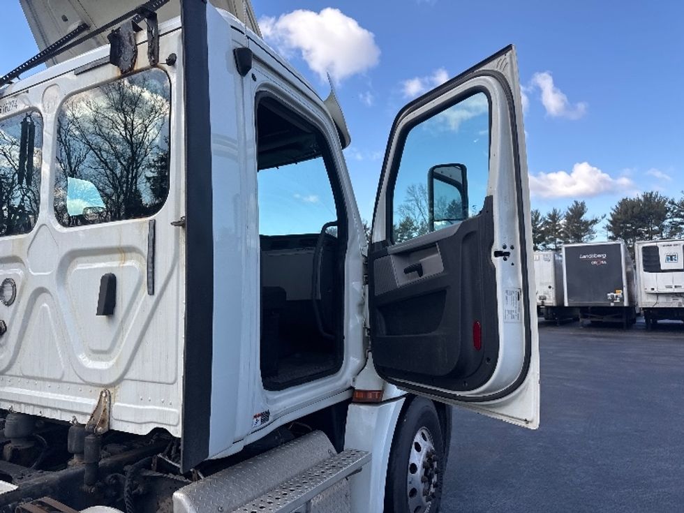 Day Cab Tractor-Heavy Duty Tractors-Freightliner-2018-T12664ST-Cranbury-NJ-465,298\n\t\tmiles-$ 41,750 - Image 12