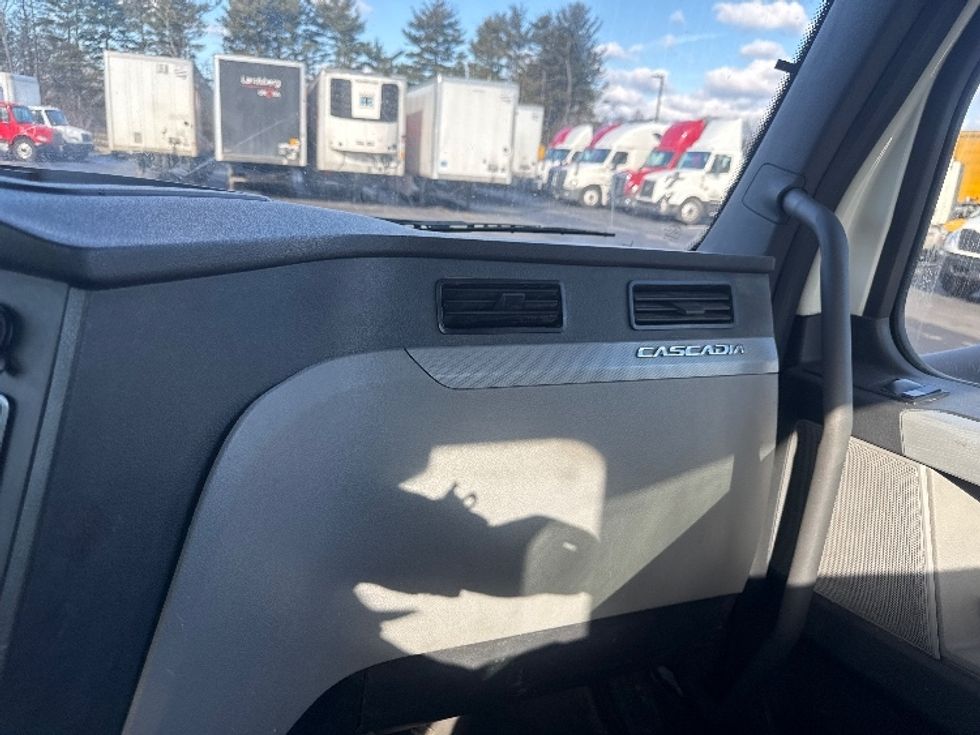 Day Cab Tractor-Heavy Duty Tractors-Freightliner-2018-T12664ST-Cranbury-NJ-465,298\n\t\tmiles-$ 41,750 - Image 13