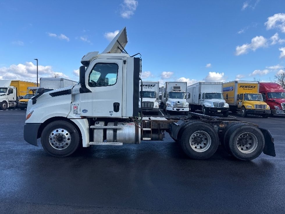 Day Cab Tractor-Heavy Duty Tractors-Freightliner-2018-T12664ST-Cranbury-NJ-465,298\n\t\tmiles-$ 41,750 - Image 4