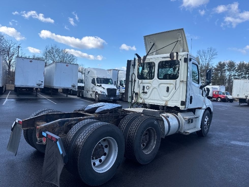 Day Cab Tractor-Heavy Duty Tractors-Freightliner-2018-T12664ST-Cranbury-NJ-465,298\n\t\tmiles-$ 41,750 - Image 7