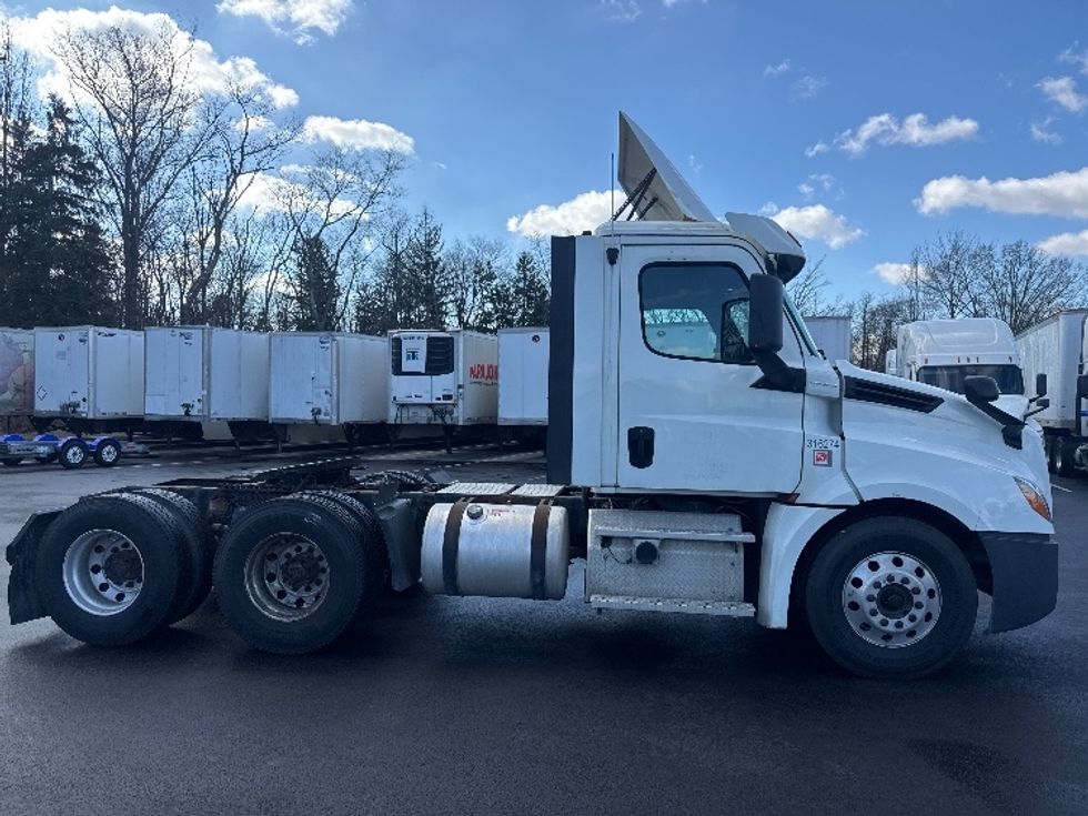 Day Cab Tractor-Heavy Duty Tractors-Freightliner-2018-T12664ST-Cranbury-NJ-465,298\n\t\tmiles-$ 41,750 - Image 8