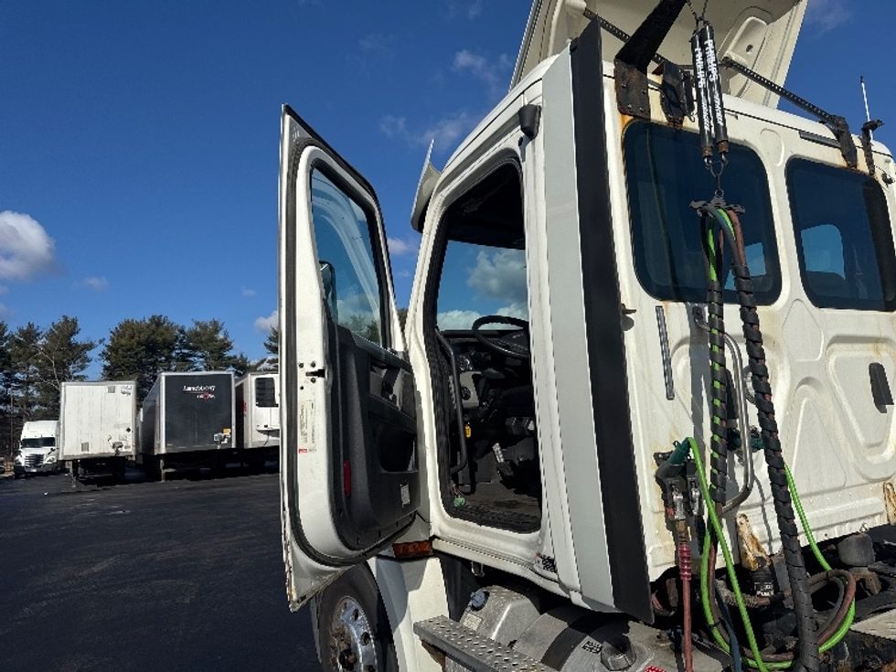 Day Cab Tractor-Heavy Duty Tractors-Freightliner-2018-T12664ST-Cranbury-NJ-465,298\n\t\tmiles-$ 41,750 - Image 9