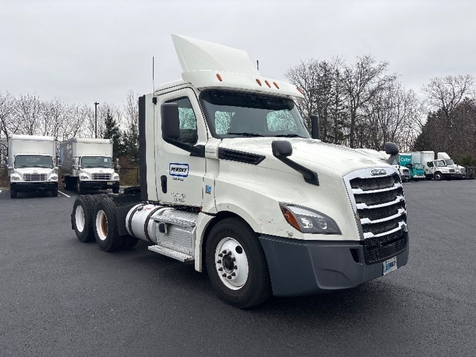 Day Cab Tractor-Heavy Duty Tractors-Freightliner-2018-T12664ST-Cranbury-NJ-523,756\n\t\tmiles-$ 31,750 - Image 1