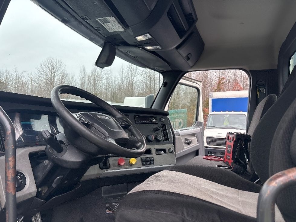 Day Cab Tractor-Heavy Duty Tractors-Freightliner-2018-T12664ST-Cranbury-NJ-523,756\n\t\tmiles-$ 31,750 - Image 10