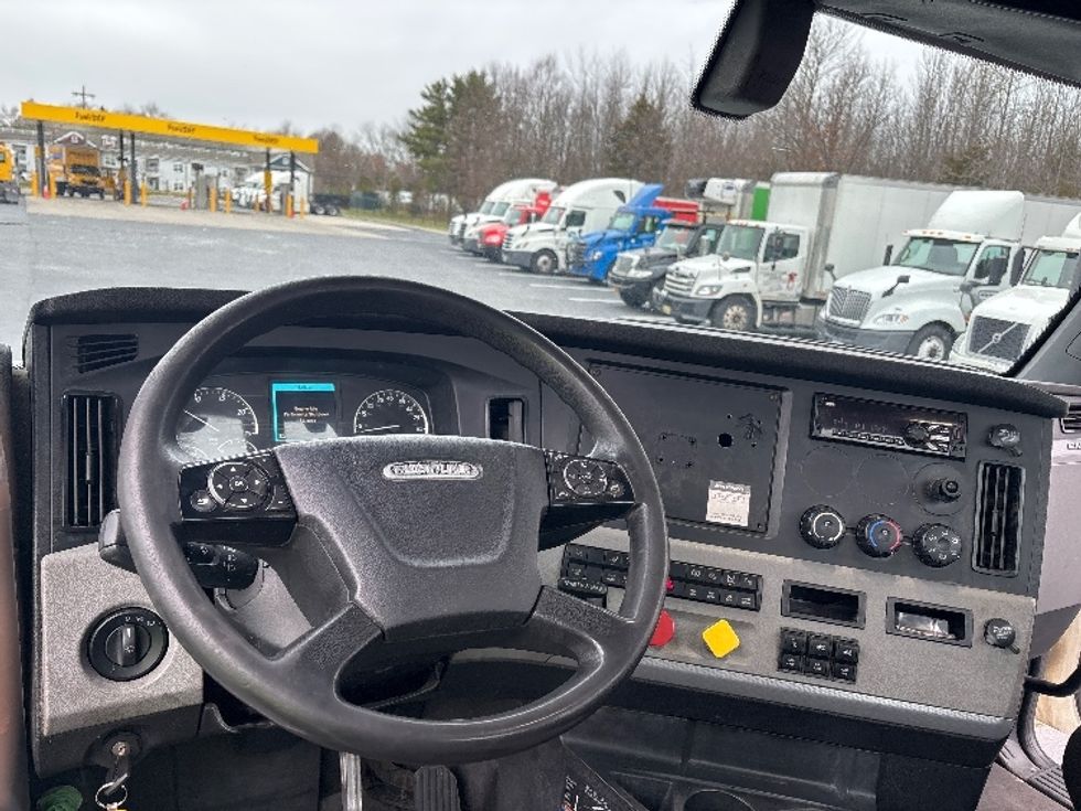 Day Cab Tractor-Heavy Duty Tractors-Freightliner-2018-T12664ST-Cranbury-NJ-523,756\n\t\tmiles-$ 31,750 - Image 11