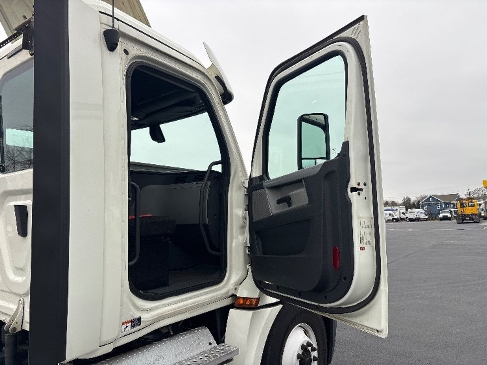 Day Cab Tractor-Heavy Duty Tractors-Freightliner-2018-T12664ST-Cranbury-NJ-523,756\n\t\tmiles-$ 31,750 - Image 12