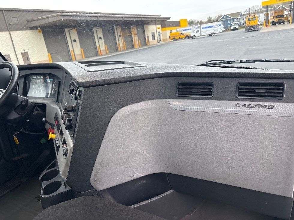 Day Cab Tractor-Heavy Duty Tractors-Freightliner-2018-T12664ST-Cranbury-NJ-523,756\n\t\tmiles-$ 31,750 - Image 13