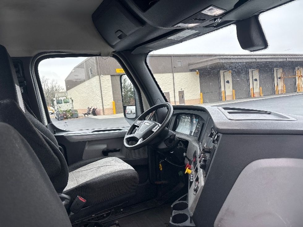 Day Cab Tractor-Heavy Duty Tractors-Freightliner-2018-T12664ST-Cranbury-NJ-523,756\n\t\tmiles-$ 31,750 - Image 14