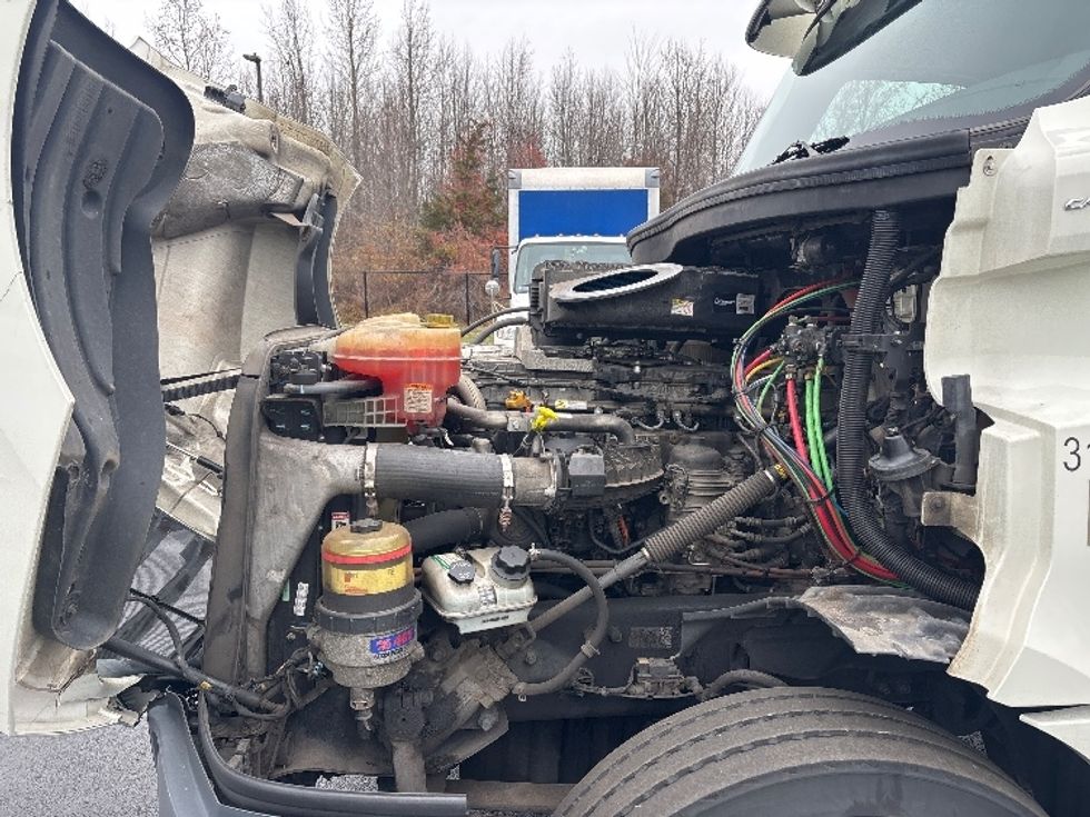 Day Cab Tractor-Heavy Duty Tractors-Freightliner-2018-T12664ST-Cranbury-NJ-523,756\n\t\tmiles-$ 31,750 - Image 16