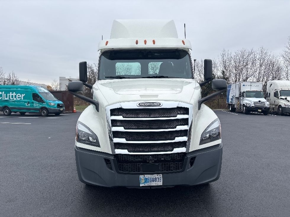 Day Cab Tractor-Heavy Duty Tractors-Freightliner-2018-T12664ST-Cranbury-NJ-523,756\n\t\tmiles-$ 31,750 - Image 2