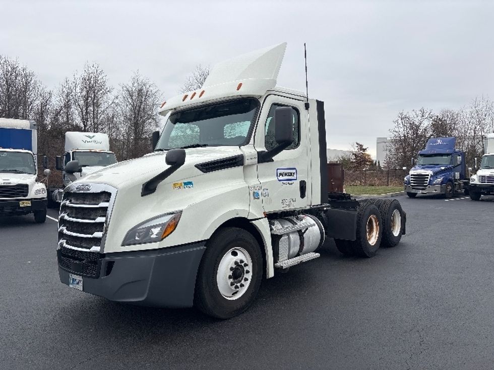 Day Cab Tractor-Heavy Duty Tractors-Freightliner-2018-T12664ST-Cranbury-NJ-523,756\n\t\tmiles-$ 31,750 - Image 3