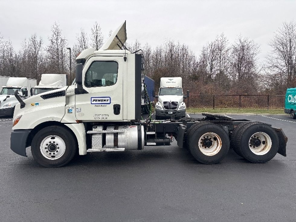Day Cab Tractor-Heavy Duty Tractors-Freightliner-2018-T12664ST-Cranbury-NJ-523,756\n\t\tmiles-$ 31,750 - Image 4