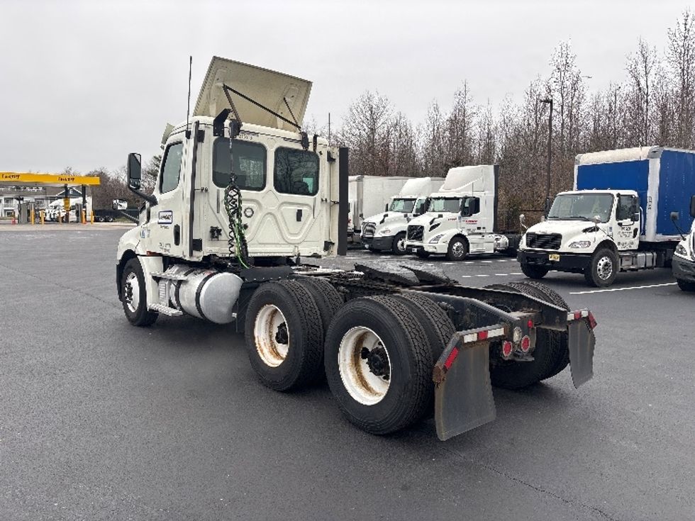 Day Cab Tractor-Heavy Duty Tractors-Freightliner-2018-T12664ST-Cranbury-NJ-523,756\n\t\tmiles-$ 31,750 - Image 5