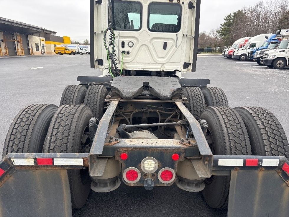 Day Cab Tractor-Heavy Duty Tractors-Freightliner-2018-T12664ST-Cranbury-NJ-523,756\n\t\tmiles-$ 31,750 - Image 6