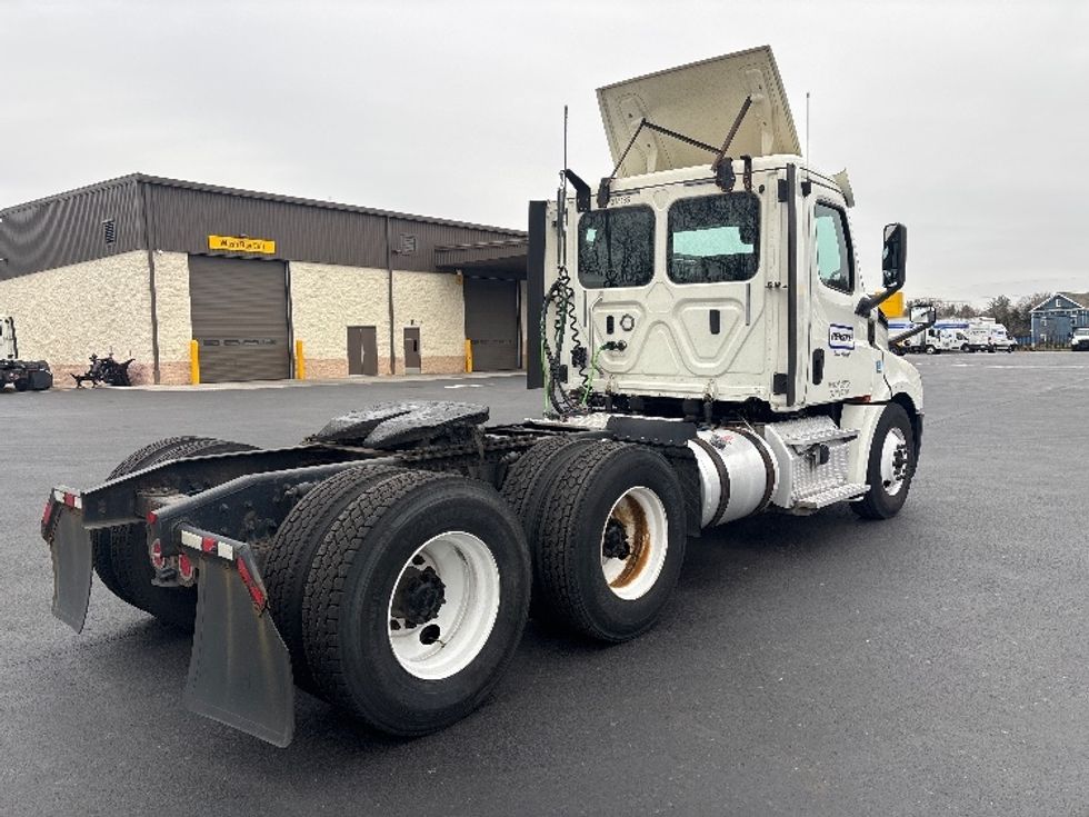 Day Cab Tractor-Heavy Duty Tractors-Freightliner-2018-T12664ST-Cranbury-NJ-523,756\n\t\tmiles-$ 31,750 - Image 7