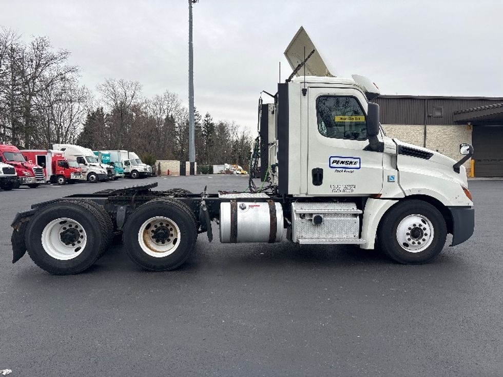 Day Cab Tractor-Heavy Duty Tractors-Freightliner-2018-T12664ST-Cranbury-NJ-523,756\n\t\tmiles-$ 31,750 - Image 8