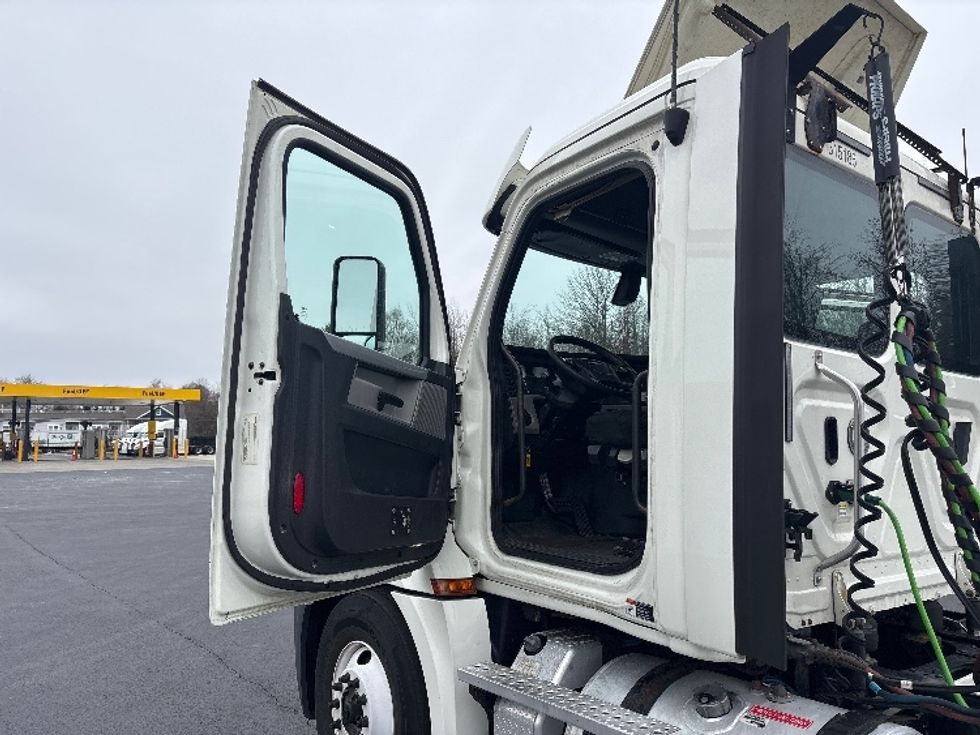 Day Cab Tractor-Heavy Duty Tractors-Freightliner-2018-T12664ST-Cranbury-NJ-523,756\n\t\tmiles-$ 31,750 - Image 9