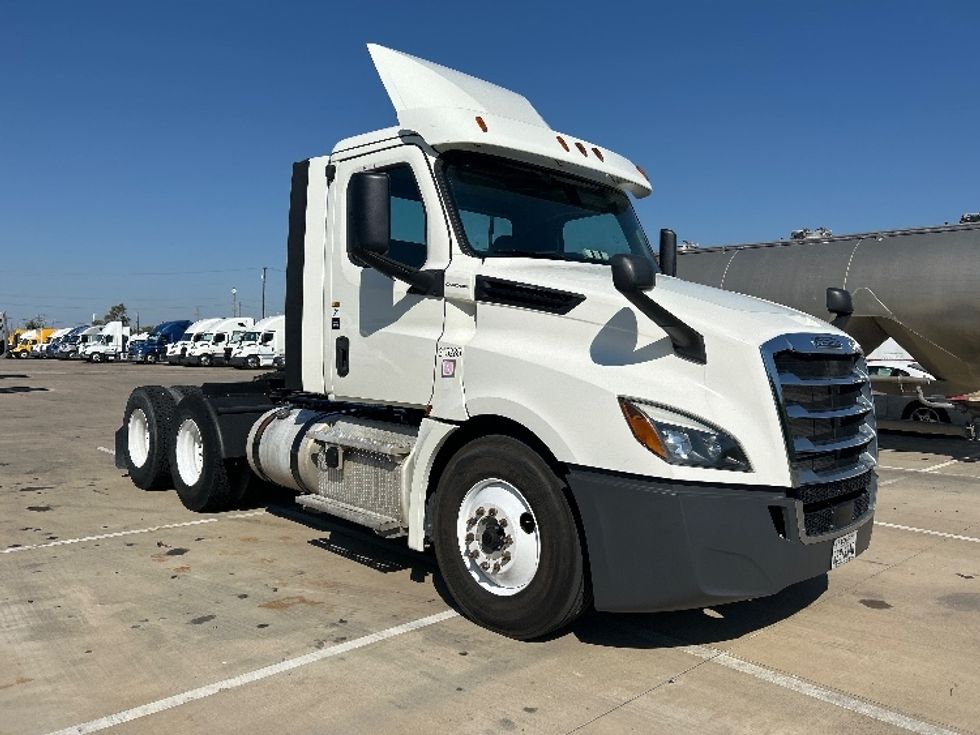 Day Cab Tractor-Heavy Duty Tractors-Freightliner-2018-T12664ST-Dallas-TX-320,156\n\t\tmiles-$ 48,250 - Image 1