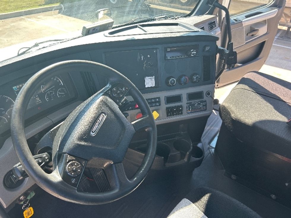 Day Cab Tractor-Heavy Duty Tractors-Freightliner-2018-T12664ST-Dallas-TX-320,156\n\t\tmiles-$ 48,250 - Image 10