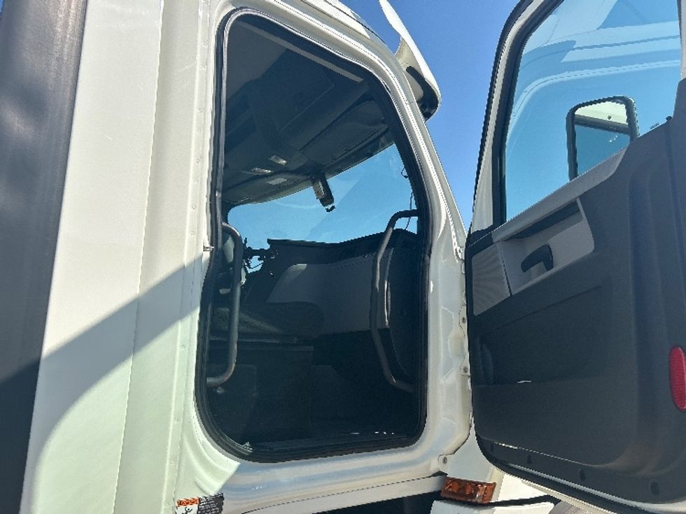 Day Cab Tractor-Heavy Duty Tractors-Freightliner-2018-T12664ST-Dallas-TX-320,156\n\t\tmiles-$ 48,250 - Image 12