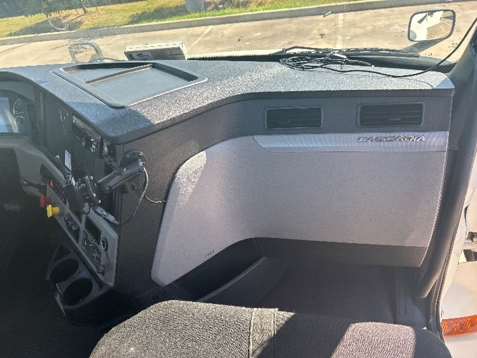 Day Cab Tractor-Heavy Duty Tractors-Freightliner-2018-T12664ST-Dallas-TX-320,156\n\t\tmiles-$ 48,250 - Image 13