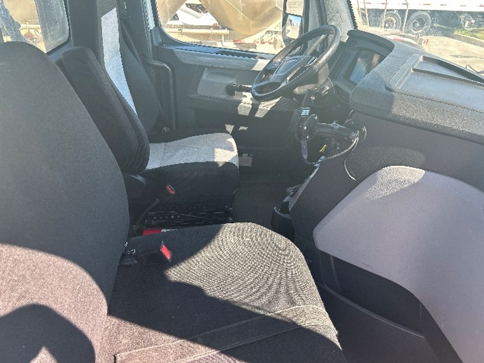 Day Cab Tractor-Heavy Duty Tractors-Freightliner-2018-T12664ST-Dallas-TX-320,156\n\t\tmiles-$ 48,250 - Image 14