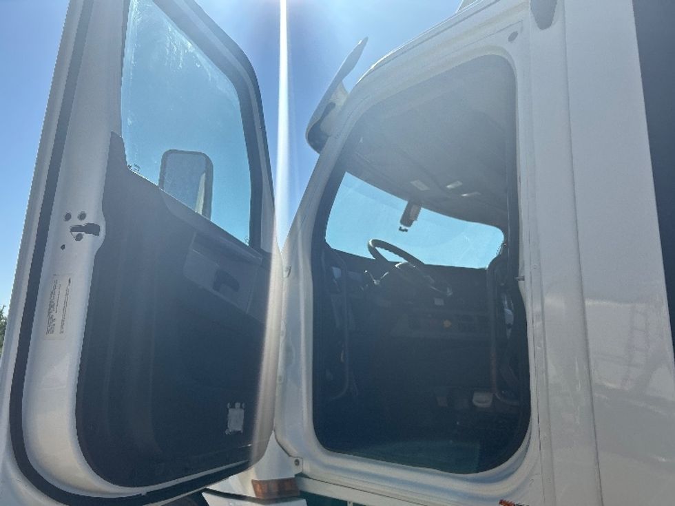 Day Cab Tractor-Heavy Duty Tractors-Freightliner-2018-T12664ST-Dallas-TX-320,156\n\t\tmiles-$ 48,250 - Image 9