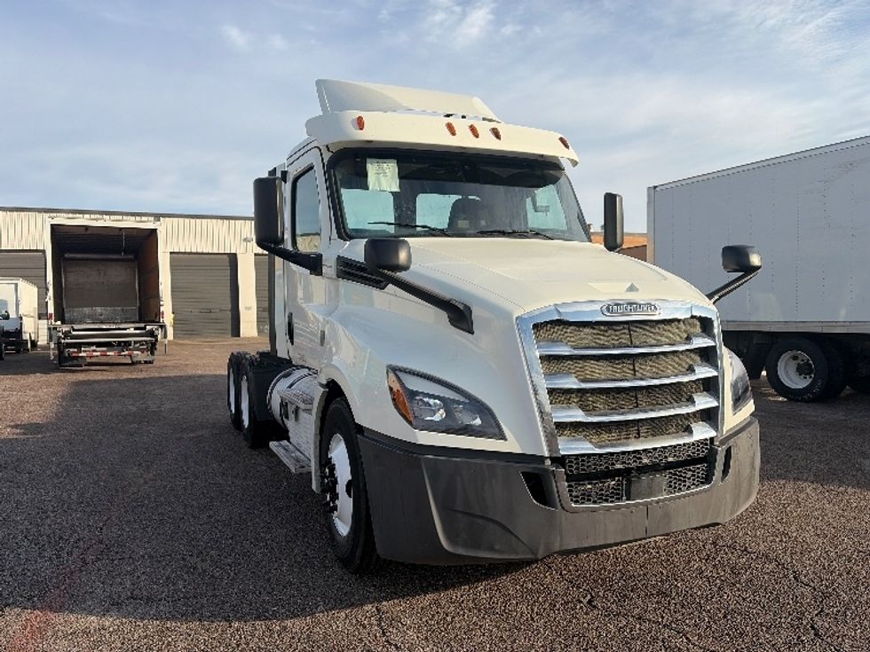 Day Cab Tractor-Heavy Duty Tractors-Freightliner-2018-T12664ST-Dallas-TX-328,765\n\t\tmiles-$ 45,750 - Image 1