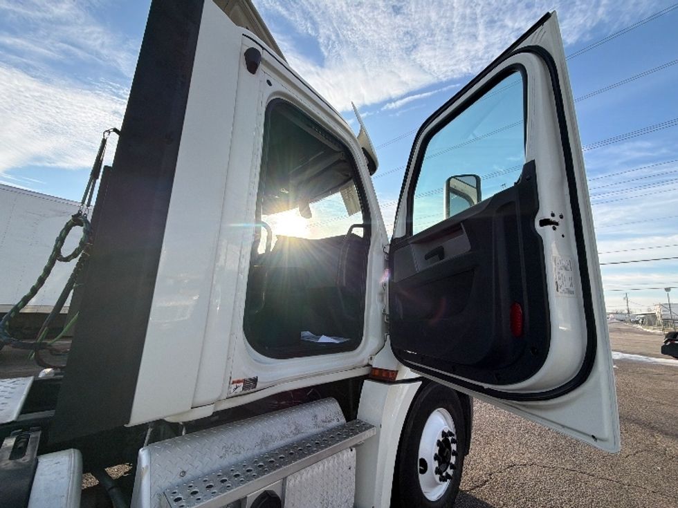 Day Cab Tractor-Heavy Duty Tractors-Freightliner-2018-T12664ST-Dallas-TX-328,765\n\t\tmiles-$ 45,750 - Image 12