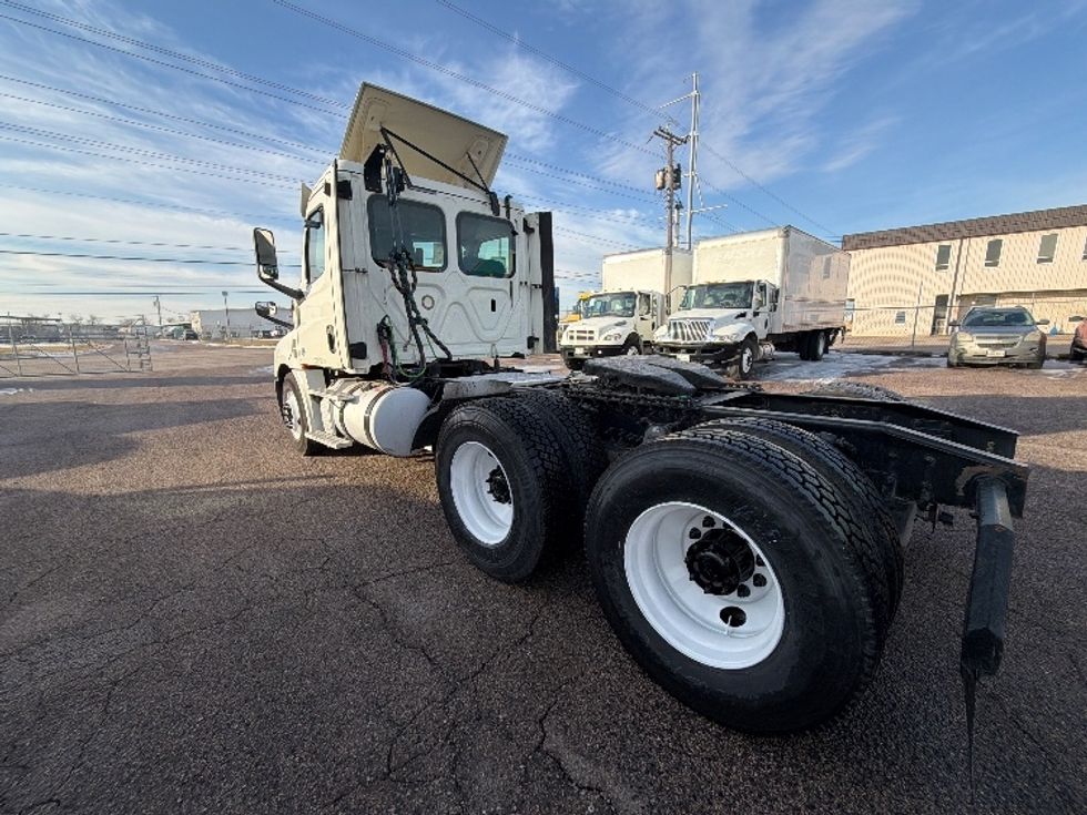 Day Cab Tractor-Heavy Duty Tractors-Freightliner-2018-T12664ST-Dallas-TX-328,765\n\t\tmiles-$ 45,750 - Image 5