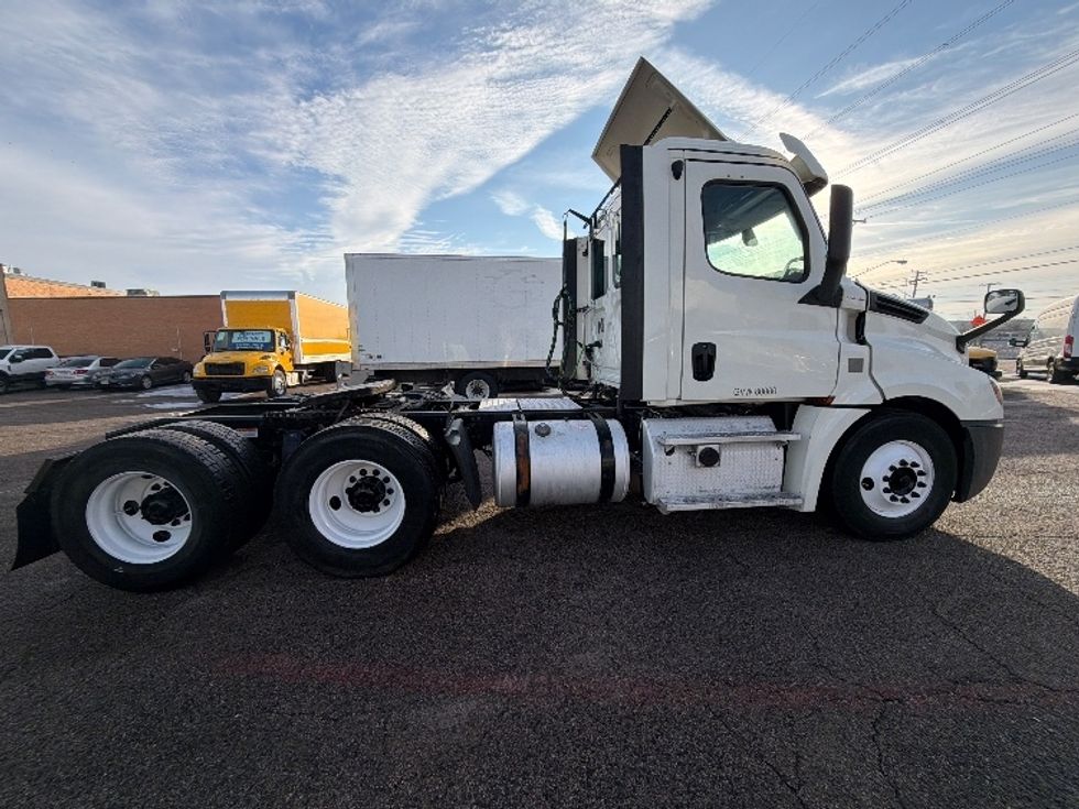 Day Cab Tractor-Heavy Duty Tractors-Freightliner-2018-T12664ST-Dallas-TX-328,765\n\t\tmiles-$ 45,750 - Image 8